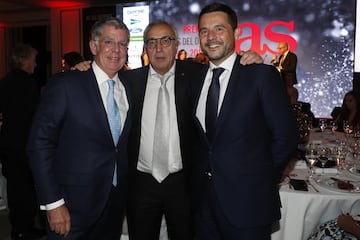 Alejandro Elortegui (director adjunto de As), Alejandro Blanco (presidente del Comité Olímpico Español) y Alejandro Martínez Peón (CEO de PRISA Noticias) posan durante la ceremonia. 