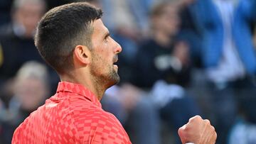 El serbio Novak Djokovic celebra un punto ante el argentino Tomás Etcheverry durante la segunda ronda en el Masters 1000 de Roma, 12 de mayo de 2023.