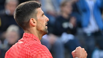 El serbio Novak Djokovic celebra un punto ante el argentino Tomás Etcheverry durante la segunda ronda en el Masters 1000 de Roma, 12 de mayo de 2023.