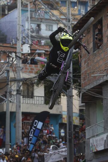 Los mejores exponentes del downhill recorrieron las calles de varios barrios de la comuna trece de Medellín. Con el evento se buscaba que el recorrido de 2260 metros se convierta en un nuevo récord mundial. Los Récord Guiness enviaron dos representantes para avalarlo. Uno de los participantes fue el mejor de la modalidad, el estadounidense Nicholi Rogatkin.