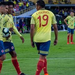 ¿Quiénes juegan con el 4-3-3, sistema que intenta Queiroz?