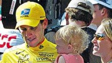 <b>FINAL FELIZ.</b> Armstrong, con su esposa Kristin y sus hijos en el podio del Tour.