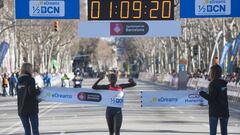 La atleta keniana Florence Kiplagat celebra su victoria en la Media Marat&oacute;n de Barcelona 2016.