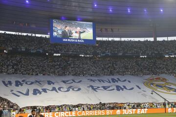 Vista general de los aficionados con una pancarta gigante del Real Madrid antes el inicio de la final.