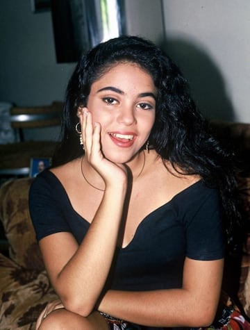 La cantante colombiana se encontraba grabando su primer LP "Pies Descalzos". Tras destacar en varios concursos de artistas juveniles, con 18 a?os estren¨® su primer album. 30 a?os despu¨¦s, contin¨²a con una de las carreras musicales m¨¢s exitosas de una artista latinoamericana.