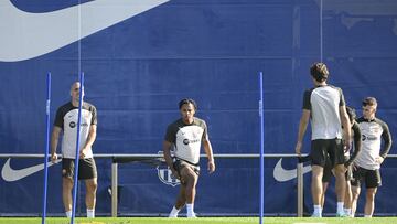 Barcelona's French defender #23 Jules Kounde and teammates take part in a training session in Barcelona on October 27, 2023, on the eve of the Spanish league football match against Real Madrid. (Photo by Josep LAGO / AFP)