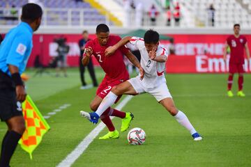 El jugador de Qatar Pedro Miguel Correia trata de llevarse el balón ante el jugador de Corea del Norte Chol Bom Kim.