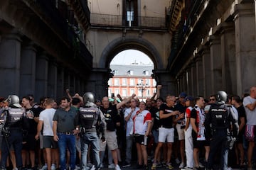 Agentes de polic¨ªa escoltan a los seguidores del Feyenoord desde la Plaza Mayor de Madrid hasta los alrededores del Metropolitano.