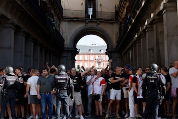 Agentes de policía escoltan a los seguidores del Feyenoord desde la Plaza Mayor de Madrid hasta los alrededores del Metropolitano.