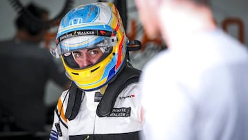 FOR23 SEPANG (MALASIA) 29/09/2017.- El piloto espa&ntilde;ol de la escuder&iacute;a McLaren-Honda Fernando Alonso se prepara antes de la primera sesi&oacute;n de entrenamientos en el garaje del equipo, en el circuito Internacional de Sepang, en Malasia, hoy, 29 de septiembre de 2017. El Gran Premio de F&oacute;rmula Uno de Malasia se celebra el pr&oacute;ximo 1 de octubre de 2017. EFE/DIEGO AZUBEL