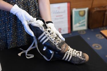 No solo Alemania tocó el cielo, sino que Adidas, marca germana que les preconizaba, también. Gracias a su innovadora tecnología de sus botas (tacos intercambiables y ajustables), pudieron adaptarse mejor al terreno mojado por la lluvia, ganando tracción y ventaja. Además, en el tanto de la victoria, el portero húngaro, Grosics, se resbaló al intentar detener el balón. Esto brindó a Adidas una enorme visibilidad mundial, asociándose con la victoria y la innovación técnica.