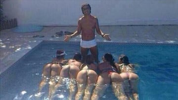 Ronaldinho causa furor posando en su piscina rodeado de chicas