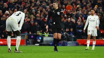 Soccer Football - Champions League - Liverpool v Real Madrid - Anfield, Liverpool, Britain - November 27, 2024 Referee Francois Letexier awards a penalty to Liverpool after Real Madrid's Ferland Mendy fouled Liverpool's Mohamed Salah REUTERS/Molly Darlington