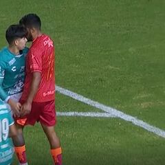 La expulsión ‘a lo Zidane’ de un chileno en México