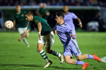 Arribas disputa un balón en el partido de Copa contra el Cacereño.