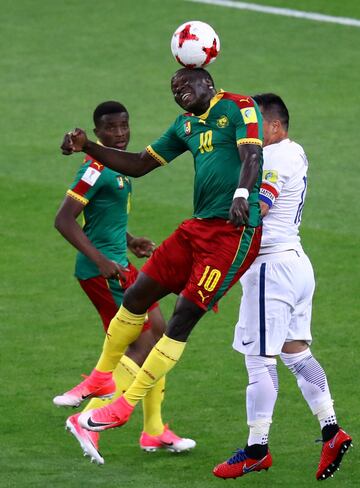 Soccer Football - Cameroon v Chile - FIFA Confederations Cup Russia 2017 - Group B - Spartak Stadium, Moscow, Russia - June 18, 2017   Chile’s Gary Medel in action with Cameroon’s Vincent Aboubakar    REUTERS/Kai Pfaffenbach