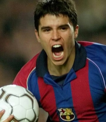 Fichado del River Plate tras una meteórica carrera tanto en categorías inferiores de la Selección Argentina como en la liga de su país, Saviola aterrizó en Can Barça en julio de 2001 por 4.890 millones de pesetas, unos 29,7 millones de euros. 'El conejo', como así llamaban a Saviola, tuvo que sufrir una de las etapas más oscuras del club y tras anotar solamente 49 goles en 123 partidos se marchó cedido a equipos como Sevilla o Málaga antes de acabar en el Real Madrid sin que los blancos pagasen un solo euro por su adquisición. Sin duda, un fichaje para olvidar que no pudo reconducir el timón de un Barça que en esos momentos estaba hundido.