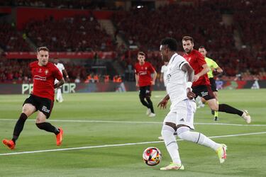 Vinicius se zafa de Moncayola y Rubén Peña para darle un pase atrás a Rodrygo.