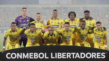 AMDEP4583. BUCARAMANGA (COLOMBIA), 01/04/2025.- Jugadores de Bucaramanga forman este martes, en un partido de la fase de grupos de la Copa Libertadores entre Atlético Bucaramanga y Colo-Colo en el estadio Américo Montanini en Bucaramanga (Colombia). EFE/ Carlos Ortega