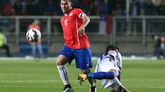 Medel liderar&aacute; la defensa de Chile en el debut.