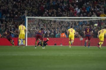 Luis Suárez autor del gol 3-0 de penalti 