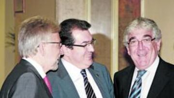 <b>EN EL CONGRESO. </b>Dani Sánchez Llibre, con su hermano Josep, y con Jordi Jané (vicepresidente cuarto del Congreso), ambos diputados de Convergència i Unió (CiU).