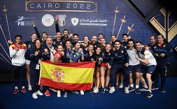 Tras la bandera, Martín-Portugués (de rojo) y Araceli Navarro (con su bronce), en El Cairo.