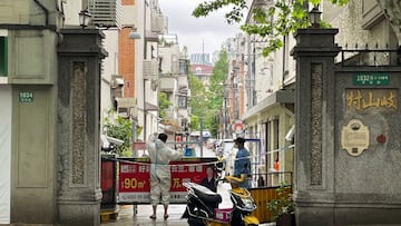 A courier in a protective suit makes deliveries to a residential compound amid the coronavirus disease (COVID-19) outbreak in Shanghai, China April 23, 2022. REUTERS/Brenda Goh