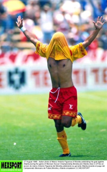 El ‘Fantasma’ es una de las grandes figuras del fútbol mexicano. Es el máximo artillero de Morelia con 140 goles y uno de los grandes goleadores de la historia de Chile. En México jugó para Morelia, América y Celaya. En México consiguió ganar un Concacaf Liga Campeones en 1990 con América.