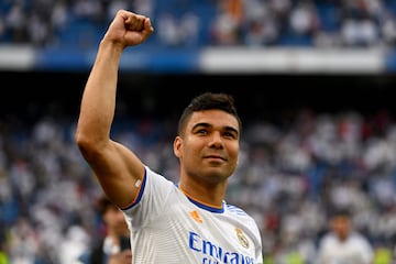 Tras haberlo ganado todo con el Real Madrid, de hecho hace 2 semanas conquistó su tercera Supercopa de Europa, Casemiro anunció su fichaje por el Manchester United en busca de nuevos retos, donde compartirá vestuario con antiguos compañeros como Varane o Cristiano Ronaldo. La marcha de Casemiro deja en hueco imborrable en la memoria y el corazón de los madridistas.