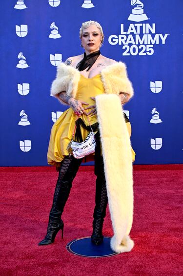  Mon Laferte posa en la alfombra roja de los Latin Grammys 2025 celebrados en el MGM Grand Las Vegas. 