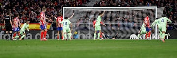 2-3. Disparo de Lamine Yamal desde fuera del rea que desva Reinildo, sorprende a Jan Oblak y el baln termina dentro de la portera.