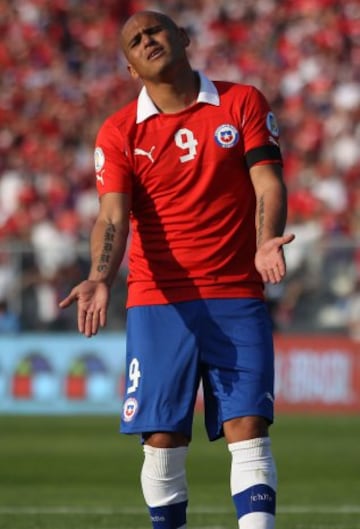 Futbol, Chile vs Colombia
Eliminatorias para Brasil 2014.
El jugador de la seleccion chilena Humberto Suazo se lamenta tras desperdiciar una ocasion de gol contra Colombia durante el partido clasificatorio al mundial de Brasil 2014 disputado en el estadio Monumental en Santiago, Chile.