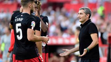 Athletic Bilbao's Spanish coach Ernesto Valverde (R) talks to Athletic Bilbao's Spanish defender Yeray Alvarez during the Spanish League football match between Sevilla FC and Athletic Club Bilbao at the Ramon Sanchez Pizjuan stadium in Seville on October 8, 2022. (Photo by CRISTINA QUICLER / AFP) (Photo by CRISTINA QUICLER/AFP via Getty Images)