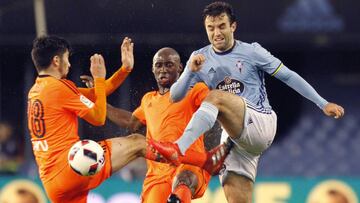 El delantero del Celta de Vigo Giuseppe Rossi lucha un bal&oacute;n ante Eliaquim Mangala y Vin&iacute;cius Vasconcelos, durante el partido de vuelta de octavos de final de la Copa del Rey entre Celta de Vigo y Valencia.