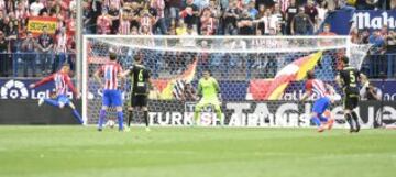 Fernando Torres marca el 5-0 de penalti. 