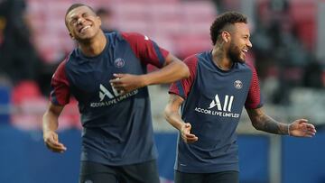 Paris Saint-Germain&#039;s Brazilian forward Neymar (R) laughs with Paris Saint-Germain&#039;s French forward Kylian Mbappe during a training session at the Luz stadium in Lisbon on August 22, 2020 on the eve of the UEFA Champions League final football ma