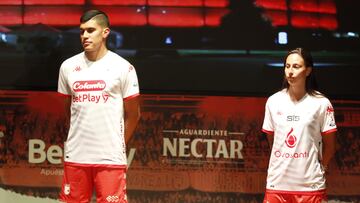 Independiente Santa Fe reveló la nueva camiseta de los planteles femenino y masculino para la temporada 2023. Alfonso Cañón lideró la presentación.