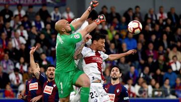 GRAF6181. HUESCA, 23/04/2019.- El centrocampista argentino del Huesca Damián Musto (d) salta por el balón con el serbio Marko Dmitrovic, portero del Eibar, durante el partido de la trigésima cuarta jornada de Liga en Primera Divisi&oa