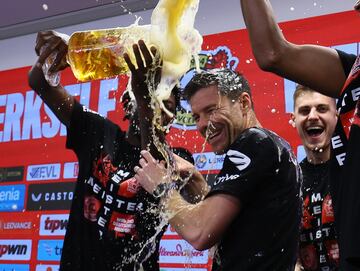 Los jugadores del Bayer Leverkusen bañan en cerveza a Xabi Alonso en la rueda de prensa y tras conseguir el histórico primer título en la Bundesliga.