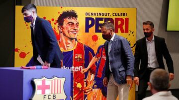 Pedri, el d&iacute;a de su presentaci&oacute;n acompa&ntilde;ado de Josep Maria Bartomeu y Ramon Planes.