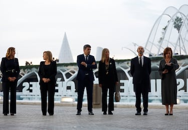 La alcaldesa de Valencia, María José Catala, la delegada del Gobierno Pilar Bernabé, President de la Generalitat Valenciana, Carlos Mazon, la presidenta del Consejo General del Poder Judicial. María Isabel Perelló, el presidente del Senado, Pedro Rollán Ojeda, y la presidenta del Congreso, Francina Armengol, asisten al funeral estatal en memoria de las víctimas de las inundaciones en Valencia hace un año, en la Ciudad de las Artes y las Ciencias de Valencia.