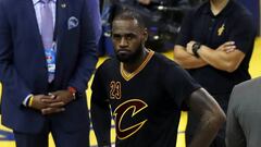 MMD01. Oakland (United States), 05/06/2017.- Cleveland Cavaliers forward LeBron James (C) stands in front of the Cavaliers bench late in the game against the Golden State Warriors in the second half of game two of the NBA Finals basketball game at Oracle Arena in Oakland, California, USA, 01 June 2017. The Warriors beat the Cavaliers and won their fourteenth playoff game in a row. The series moves to Cleveland for game three. (Baloncesto, Estados Unidos) EFE/EPA/MONICA M. DAVEY