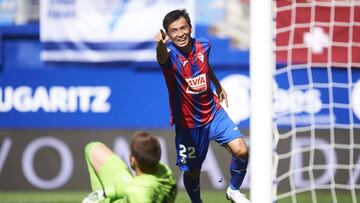 Inui, ante el Celta. 