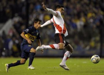 Teofilo Gutierrez de River Plate lucha la pelota con Adrian Cubas de Boca Juniors.
