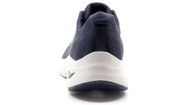 Chollo del día: por menos de 54 euros, estas Skechers Arch Fit azul marino para hombre que no pesan nada