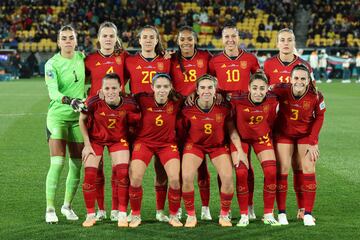 Fila de arriba: Misa, Irene Paredes, Roc赤o G芍lvez, Salma Paralluelo, Jenni Hermoso y Alexia Putellas; Abajo: Ona Batlle, Aitana Bonmati, Mariona Caldentey, Olga Carmona y Tere Abelleira.
