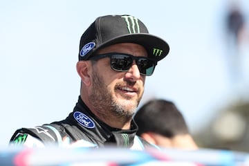 El arranque del año golpeó a las disciplinas de motor con la muerte de Ken Block, un deportista que era mucho más que un piloto de rallys, porque se había convertido en una estrella de Youtube, además de ser el fundador de la marca de ropa deportiva DC Shoes. El estadounidense falleció el 2 de enero a los 55 años tras sufrir un accidente de moto de nieve en Utah. Block había empezado su carrera de rallys en 2005, cuando tenía ya 37 años, en el Campeonato Nacional de América. De ahí pasó a competir en el Campeonato del Mundo, el WRC, aunque su clasificación más destacada fue un séptimo puesto en México en 2013. Su transcendencia fue otra. Su eco en las redes sociales y su pasión por los deportes extremos. Natural de California, ganó varias pruebas en los X Games y disfrutó de especialidades como el skateboard, el motocross, el snowboard… La serie de vídeos Gymkhana, en la que protagonizaba arriesgadas pruebas automovilísticas, tuvo millones de visionados.