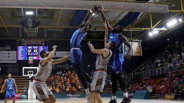 Bagayoko y Eyenga (Fuenlabrada) tratan de coger un rebote ante Díez y Rabaseda (Burgos) en la ida.