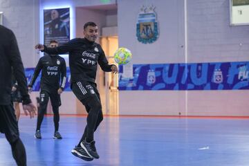 Argentina se entrena en un campo de futsal
